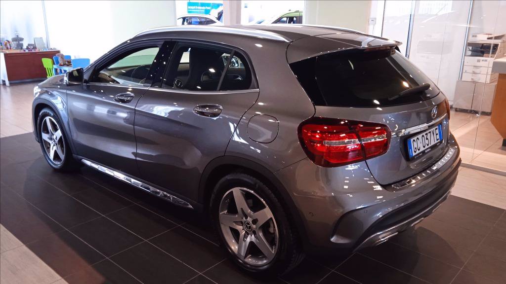 MERCEDES GLA 180 Premium auto